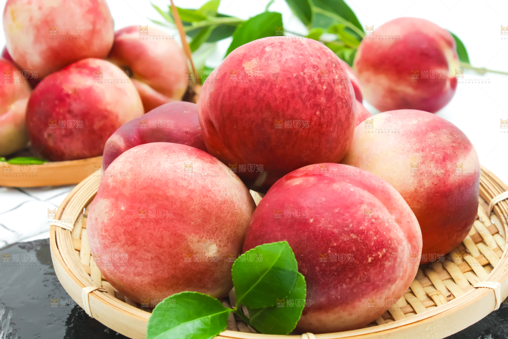 黑石板上放着一筐新鲜油桃
