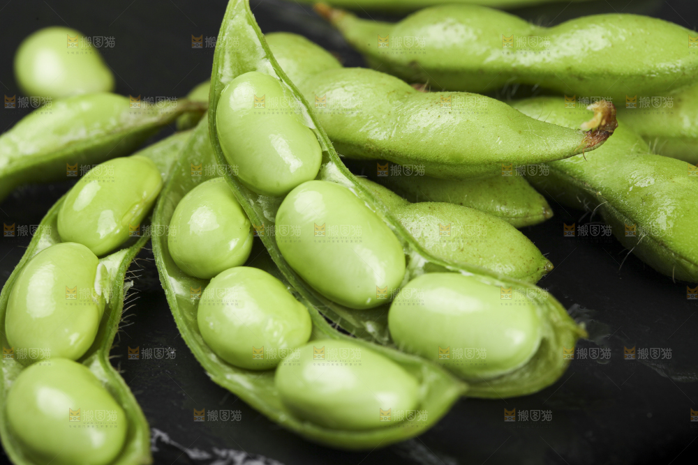黑底上放着剥皮的嫩毛豆