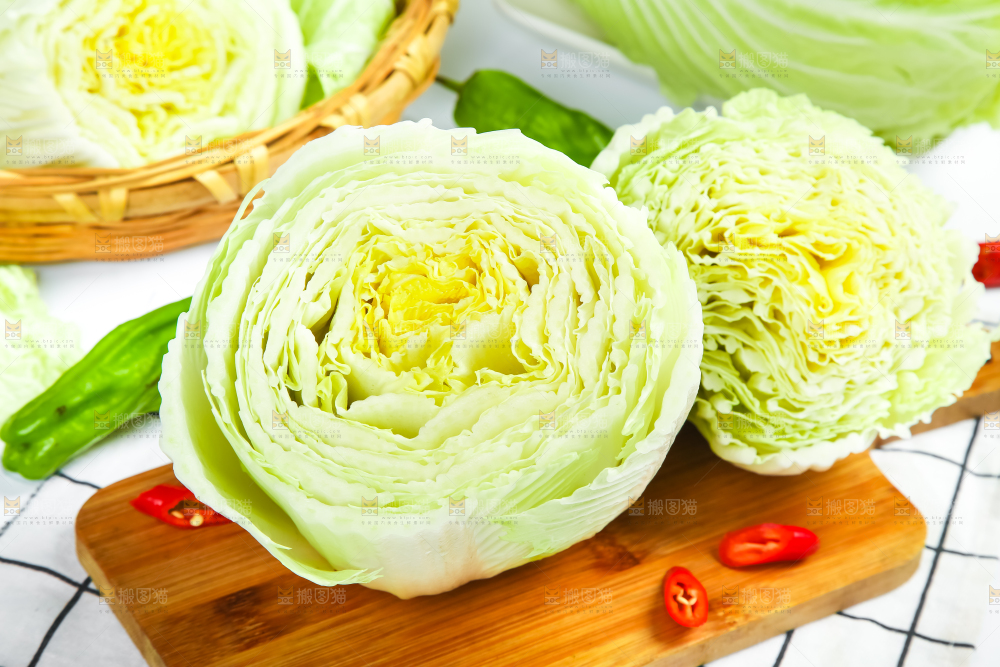 木底上放着新鲜大白菜