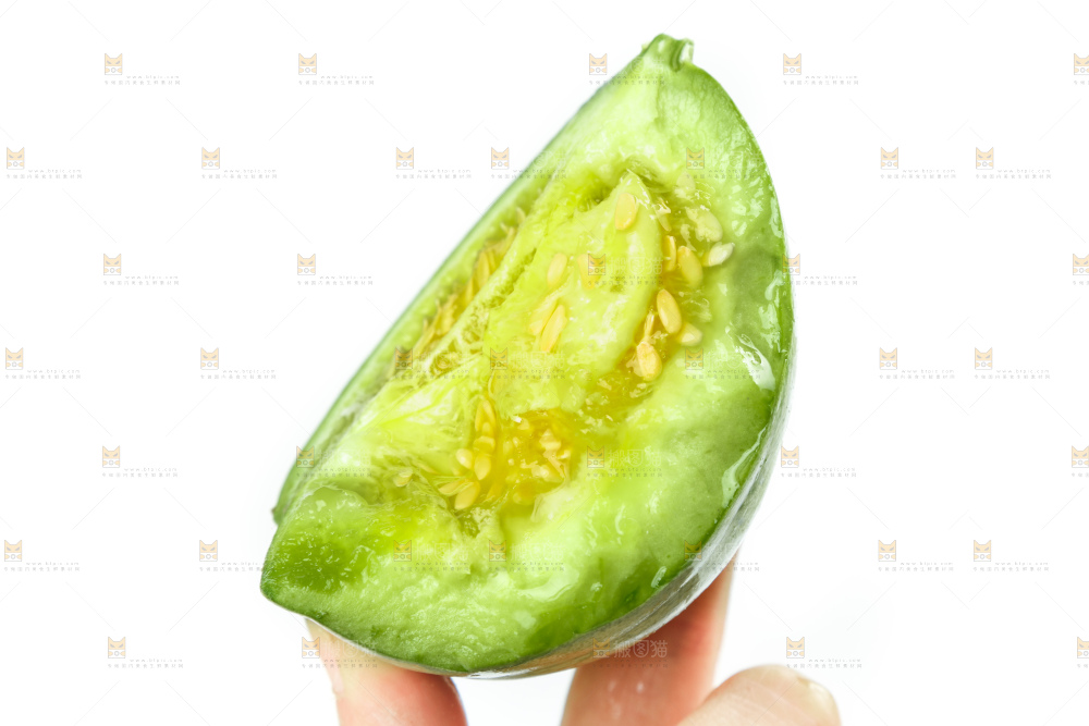 手里拿着掰的山东绿宝石甜瓜