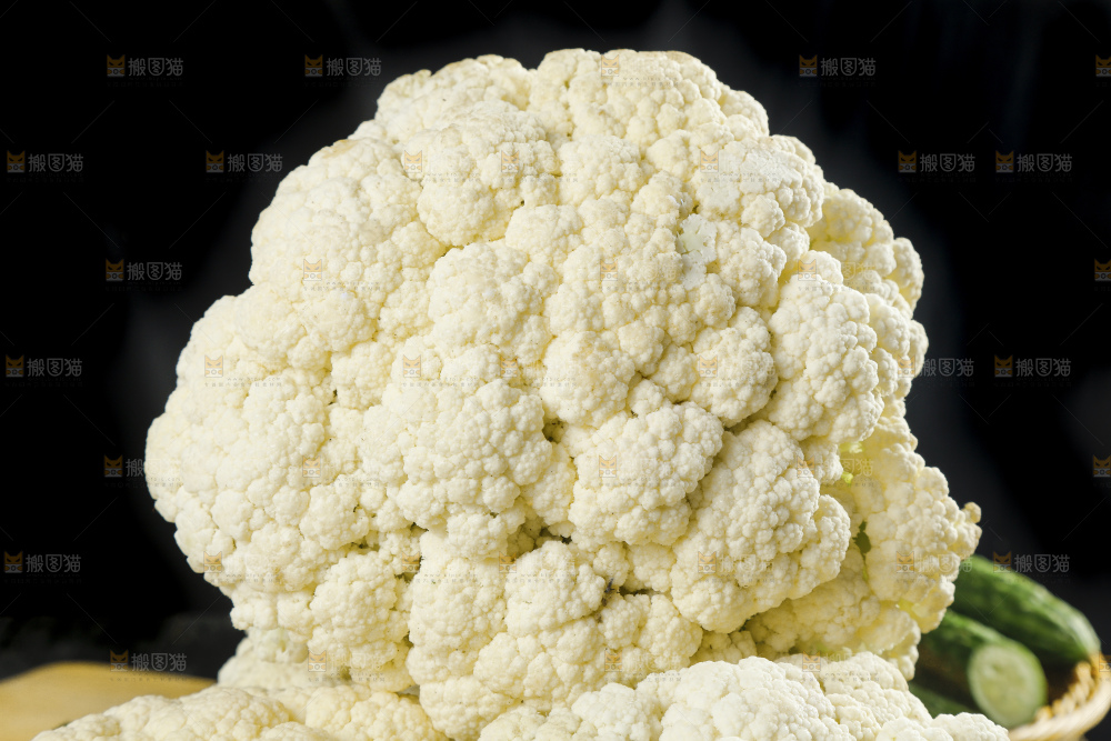 深底上放着新鲜的山东花椰菜
