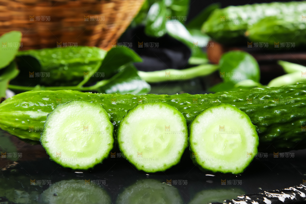 深底上的新鲜刺黄瓜