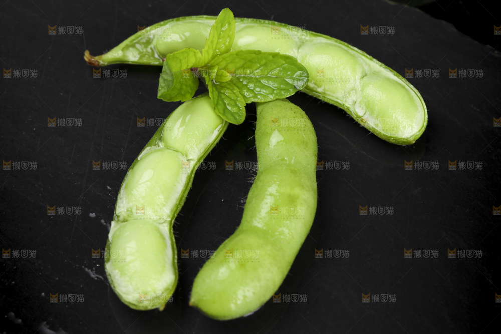 深底上放着新鲜毛豆