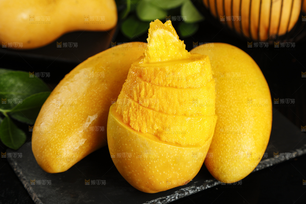 黑底上放着剥皮的金煌芒