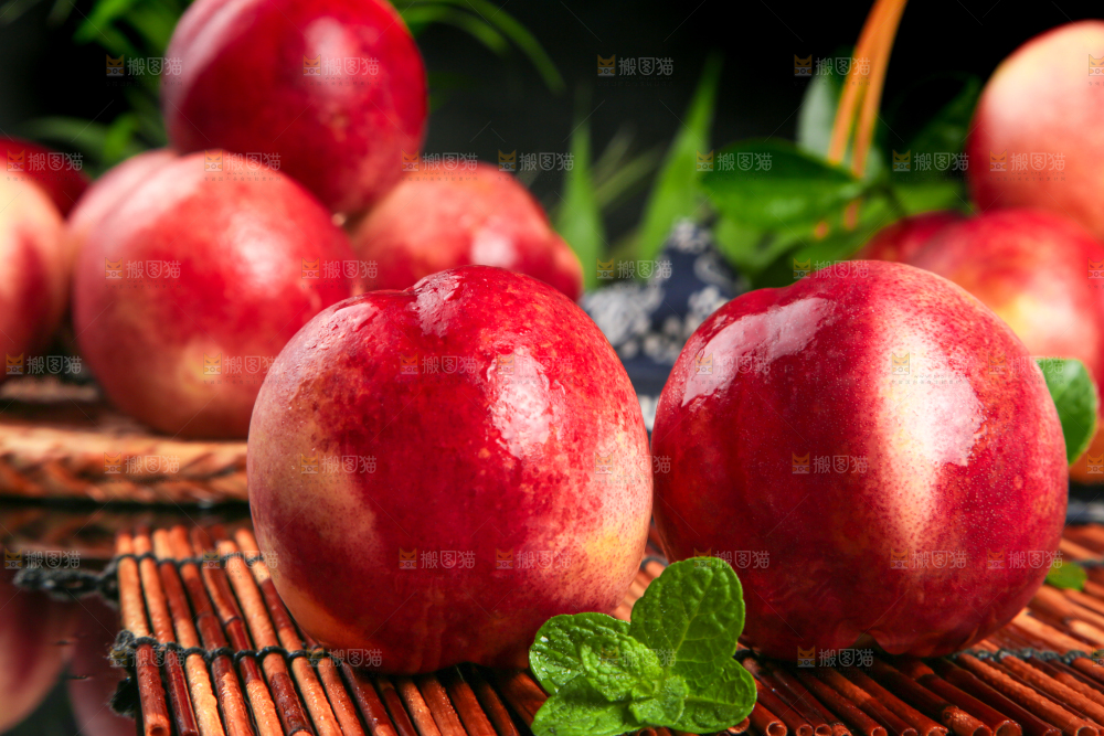 木底上放着新鲜进口油桃