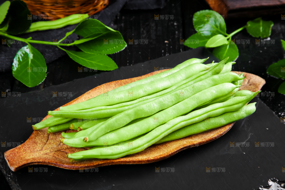 一盘陕西四季豆放在深底上