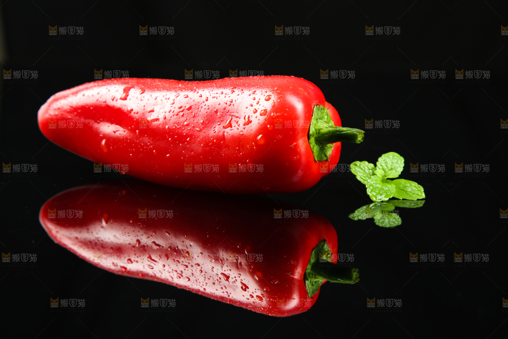 黑底上放着红菜椒