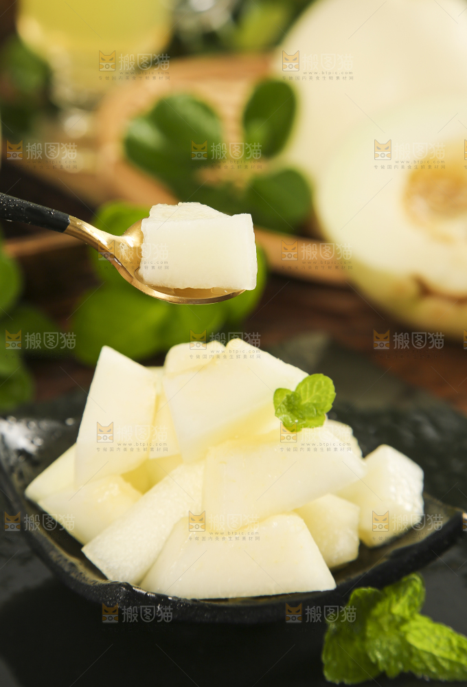 勺子舀着阎良甜瓜的果肉