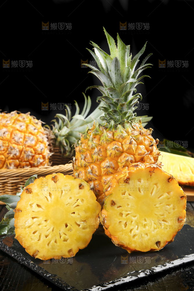 黑石板上放着切开的徐闻菠萝
