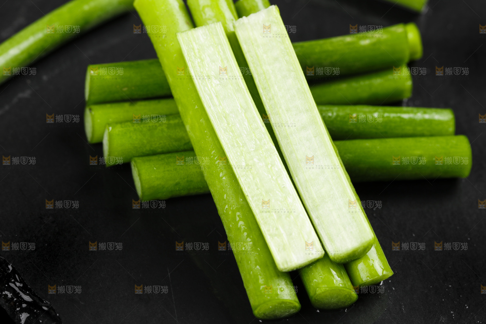 深底上的鲜蒜苔