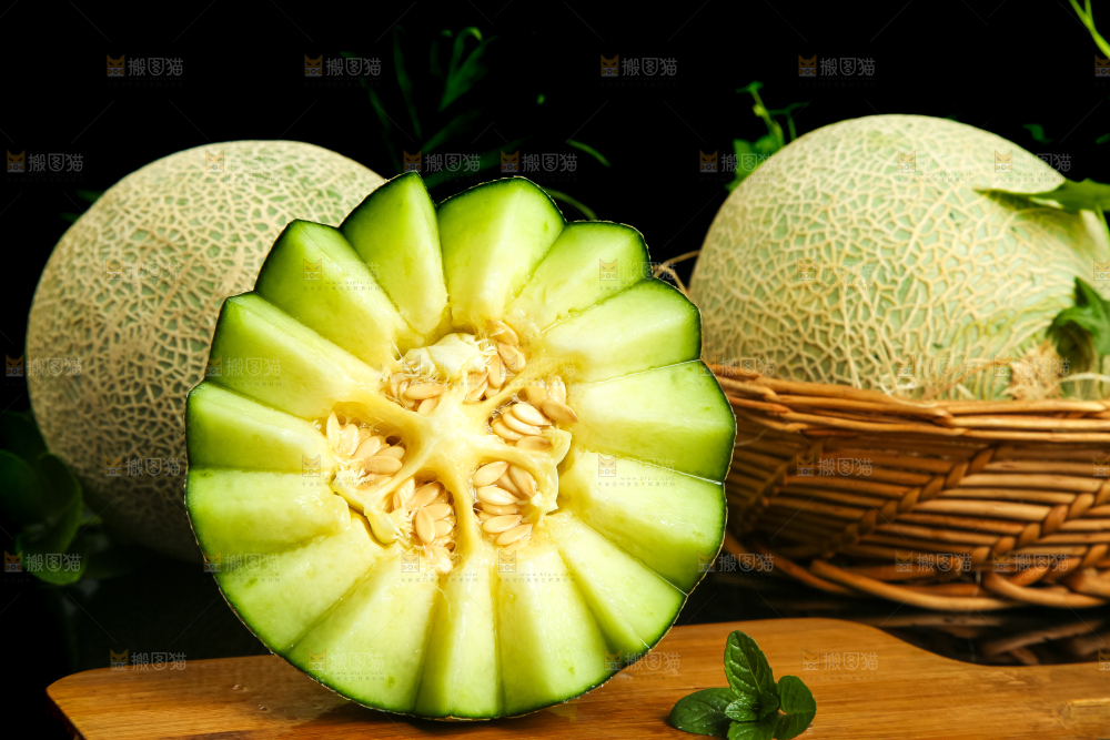 深底上放着山东新鲜玫珑蜜瓜