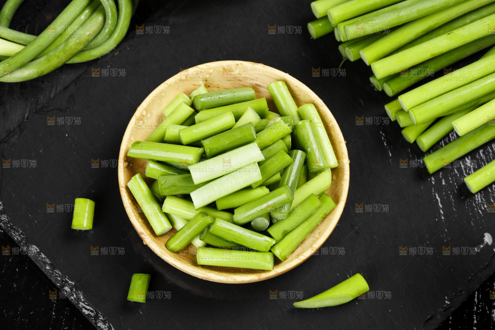 篮子里放着蒜苔