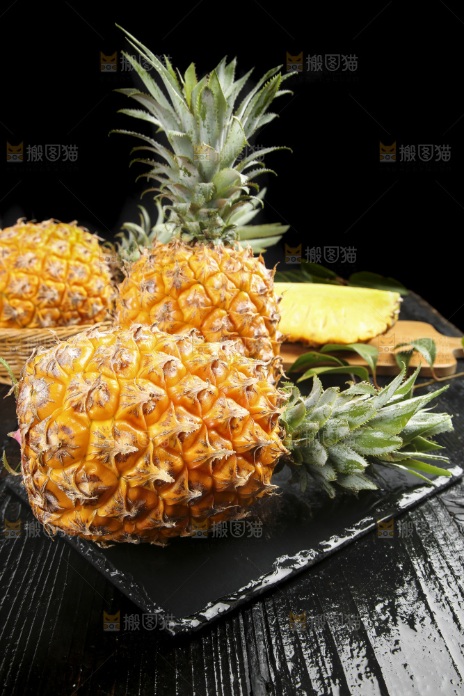 黑底上的新鲜菠萝