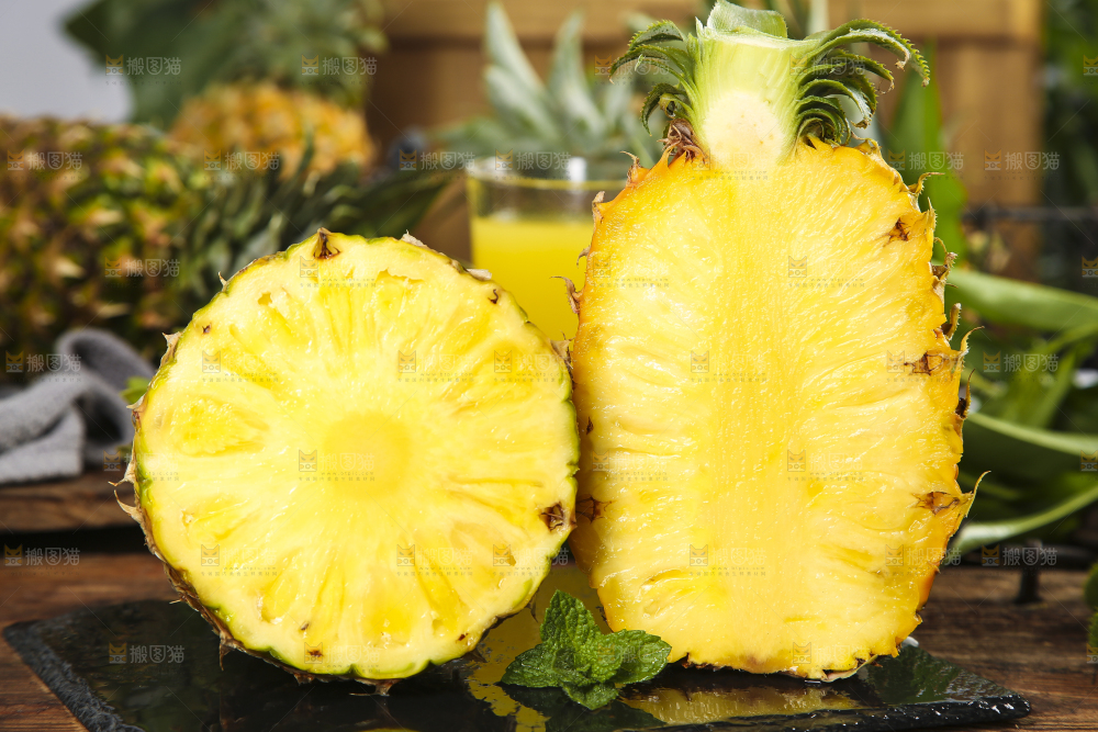 黑石板上放着海南金钻凤梨