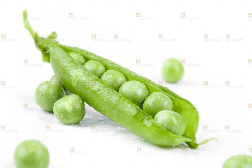 白底上堆放着豌豆