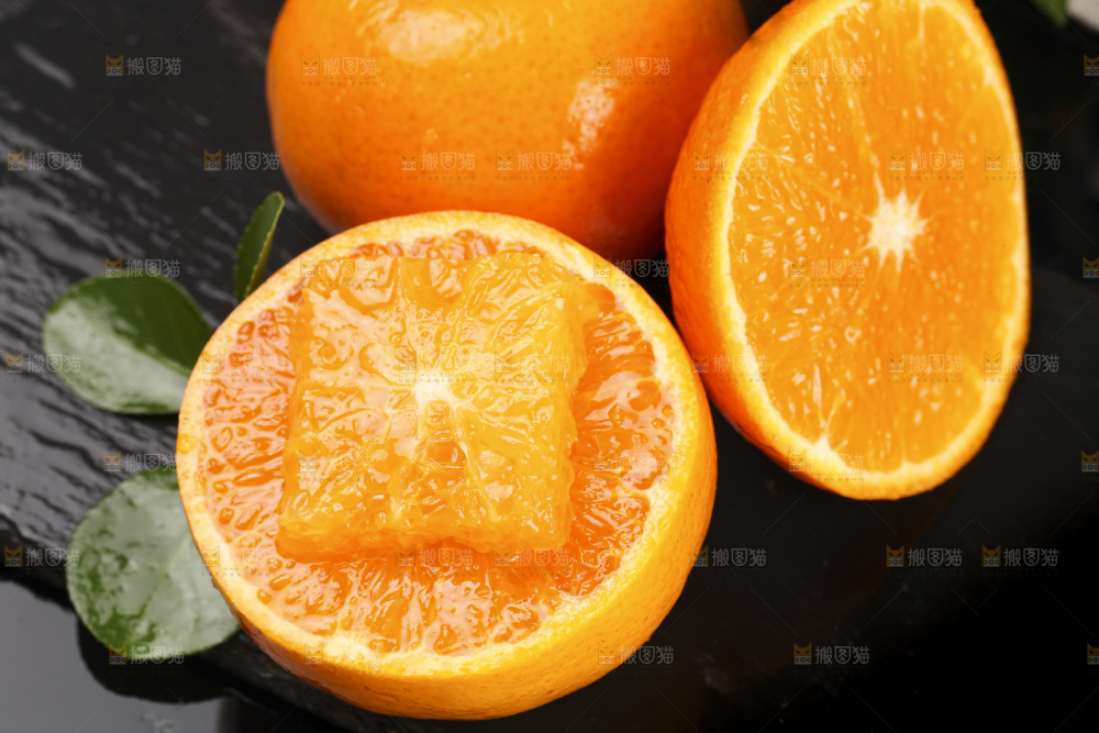 黑底上放着切开的广西沃柑