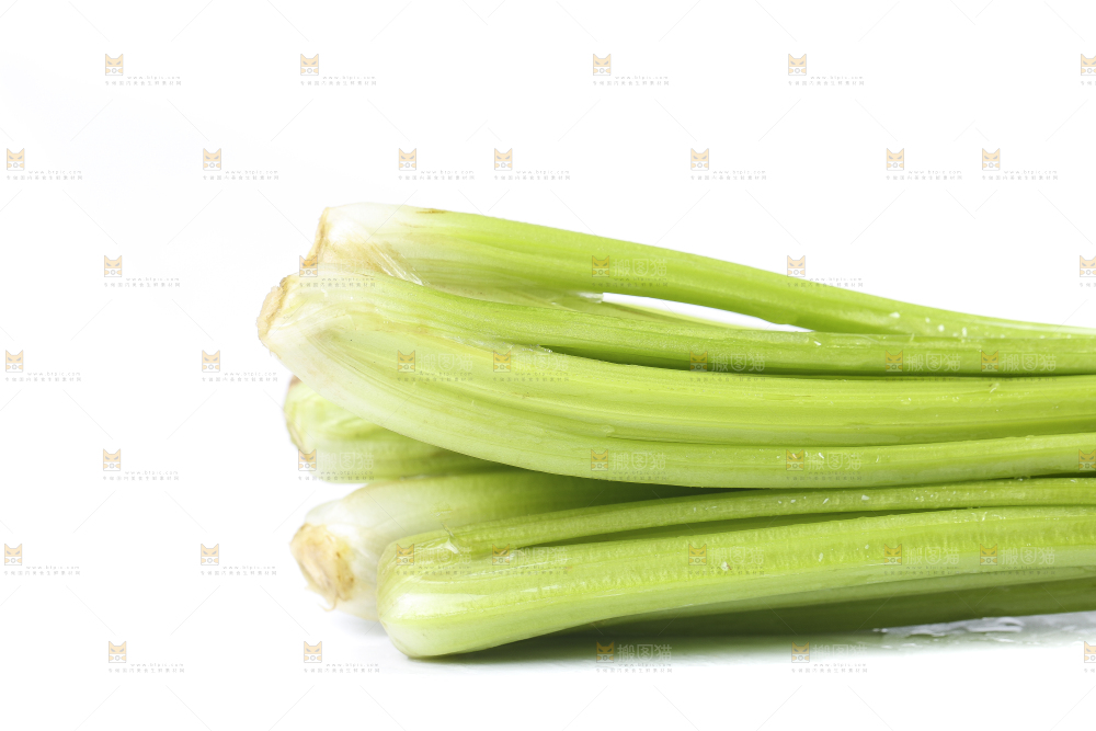 白底上放着新鲜芹菜