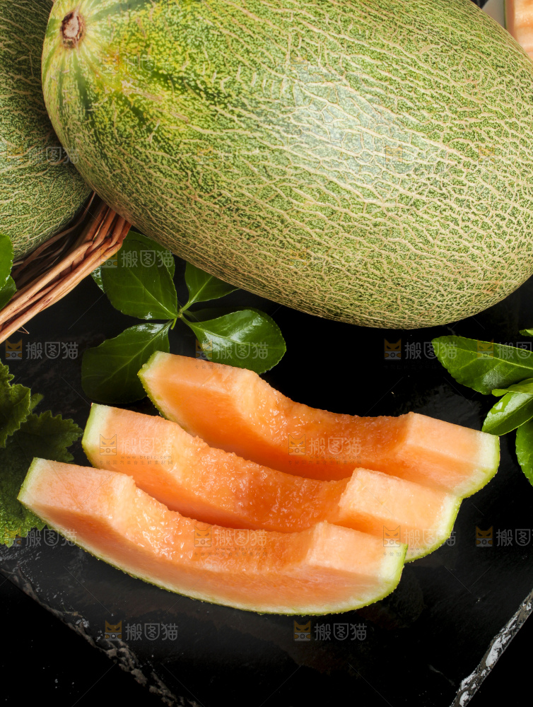 深底上放着切开的新疆哈密瓜