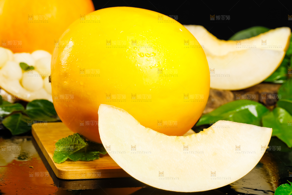 木板上放着阎良黄河蜜瓜