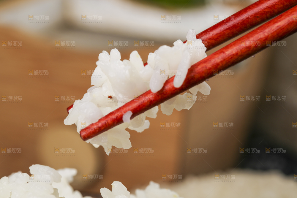 筷子夹着米饭