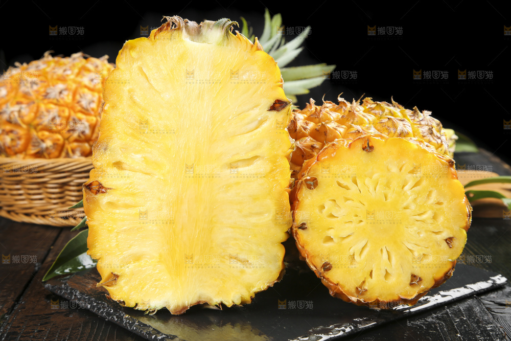 黑石板上放着切开的徐闻菠萝