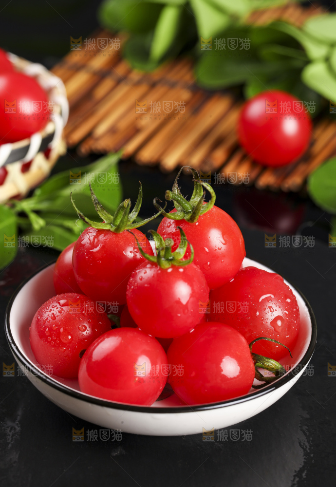 黑底上放着一碗新鲜小番茄