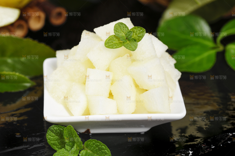 深底上放着一盘香梨果肉
