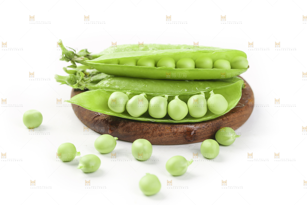 木板上放着剥开豌豆粒