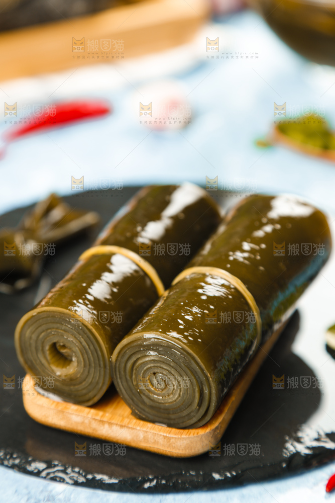 黑石板上放着海带卷