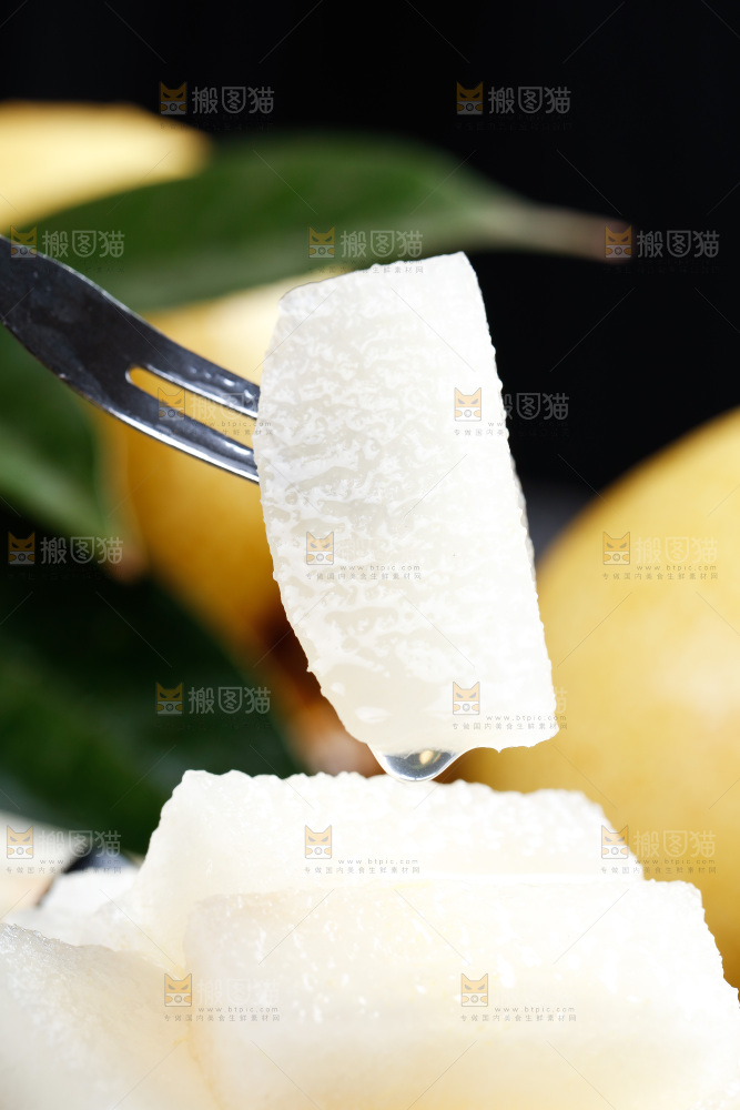 黑底上放着切好的雪梨