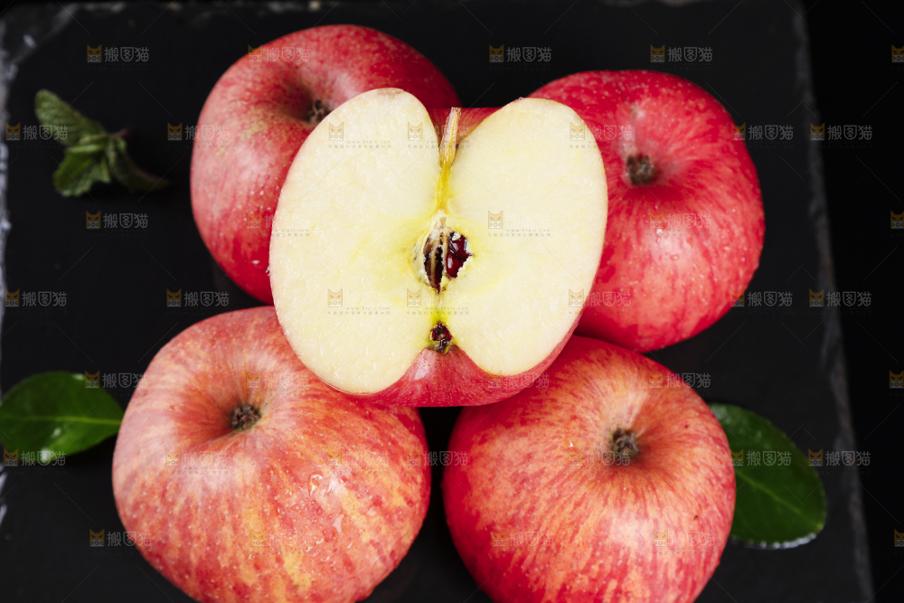 黑石板上的烟台红富士苹果