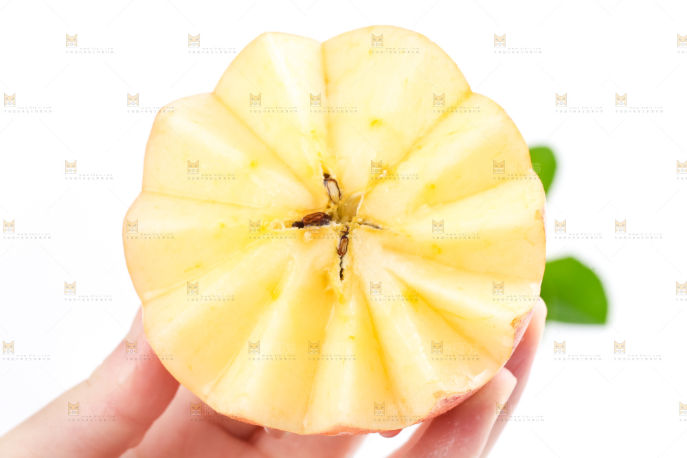 手拿着红富士苹果