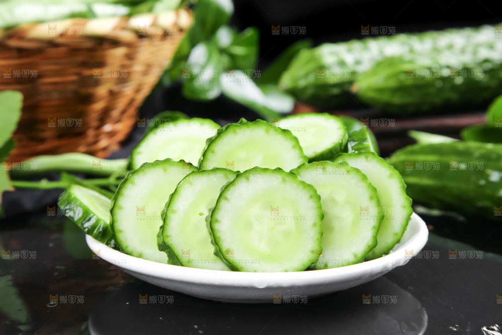 黑石板上放着一盘切开的山东青黄瓜