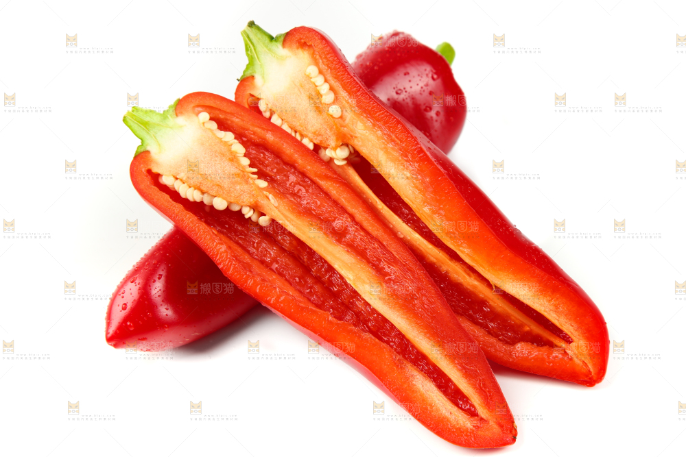 白底上放着切开的菜椒