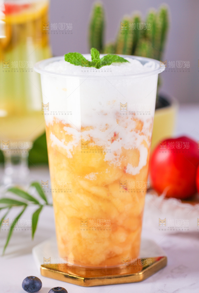 浅底上放着一杯桃子汁