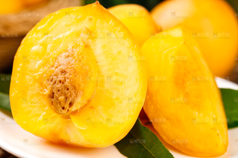 碟子里装着切块的黄油桃