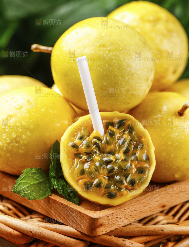 篮子上放着黄金百香果