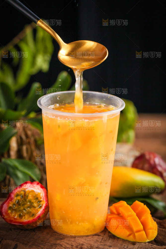 木底上放着一杯芒果果汁