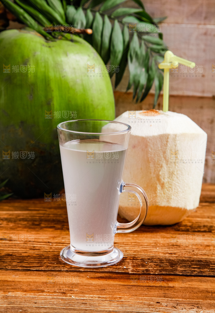 木底上放着一杯椰子汁