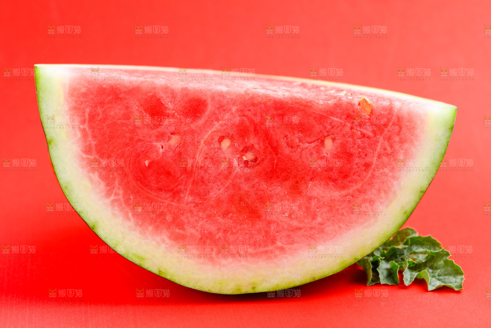 浅底上摆放着麒麟西瓜