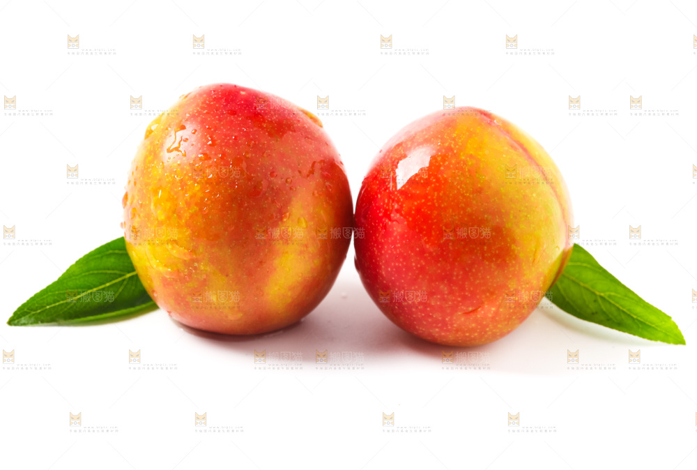 白底上摆放着珍珠李子