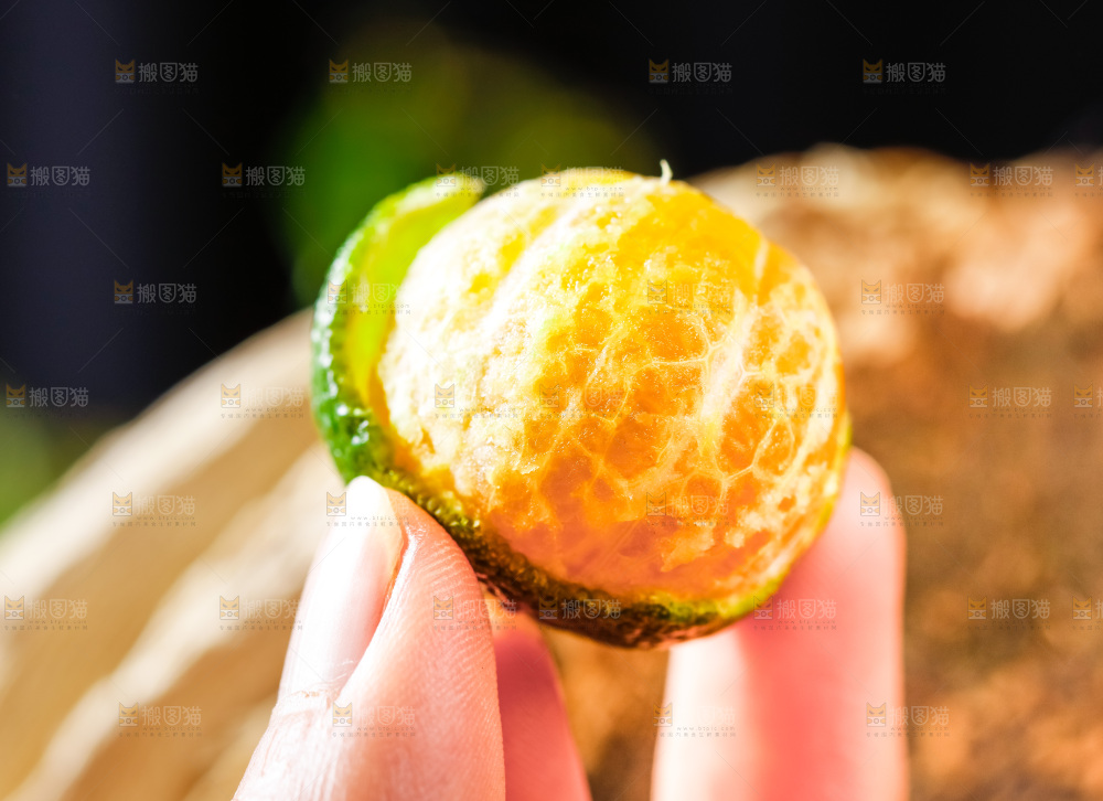 手里拿着小金桔