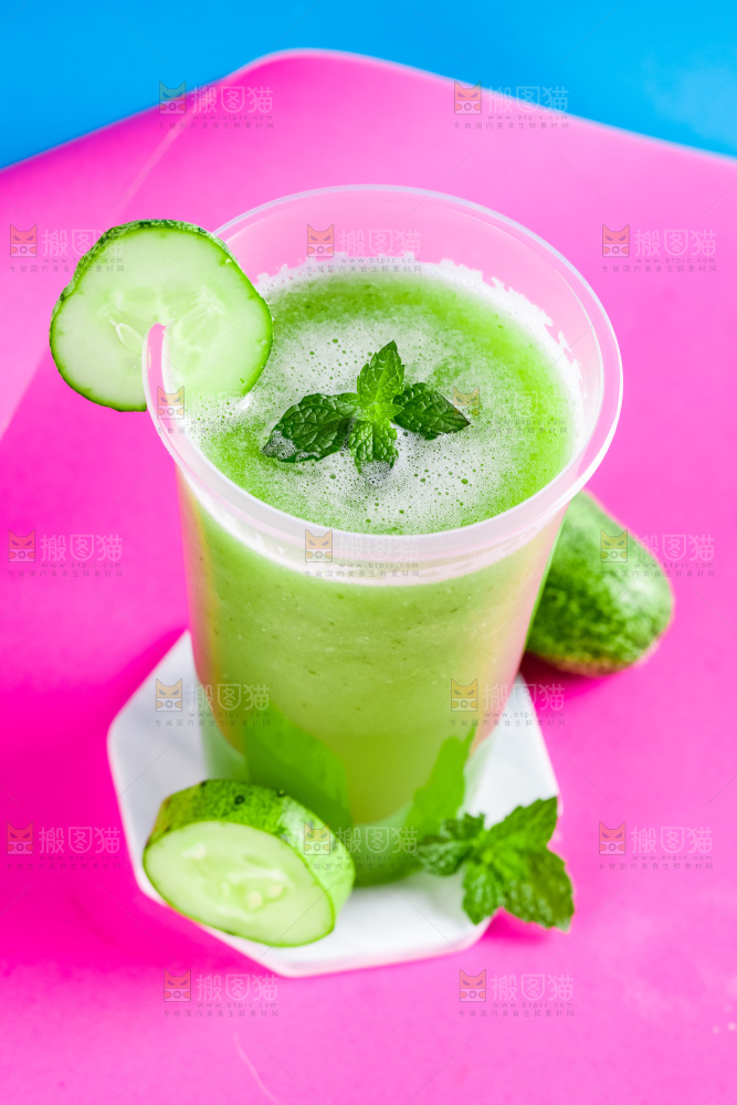 杯子里装着黄瓜果汁