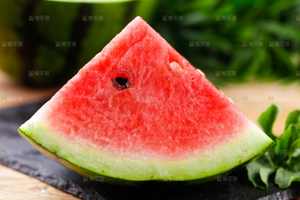 黑石板上摆放着麒麟瓜