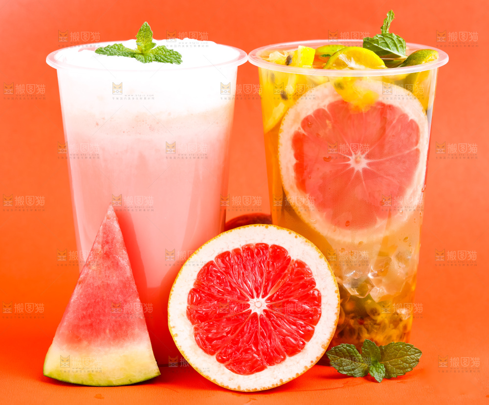 杯子里装着西瓜汁和西柚汁