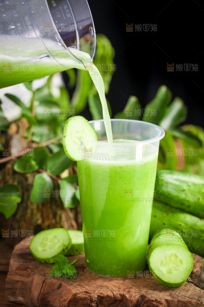 杯子里装着黄瓜果汁