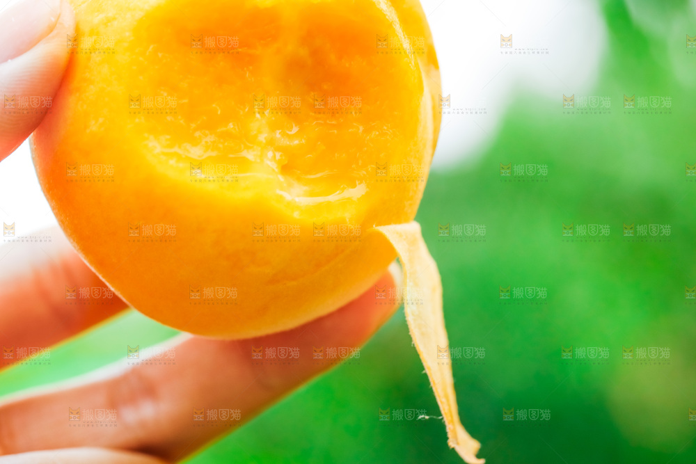 手里拿着桃子