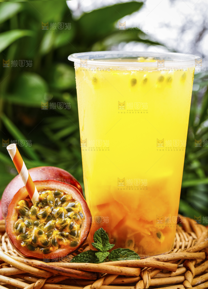 杯子里装着百香果果汁