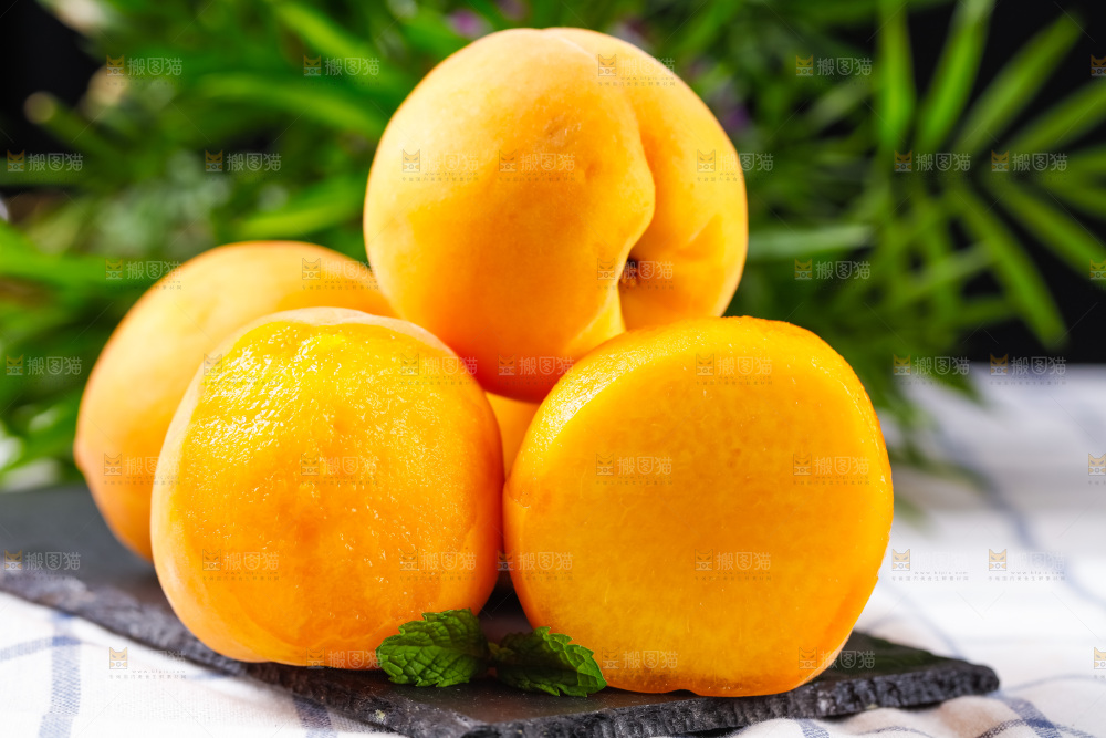 黑石板上放着黄桃