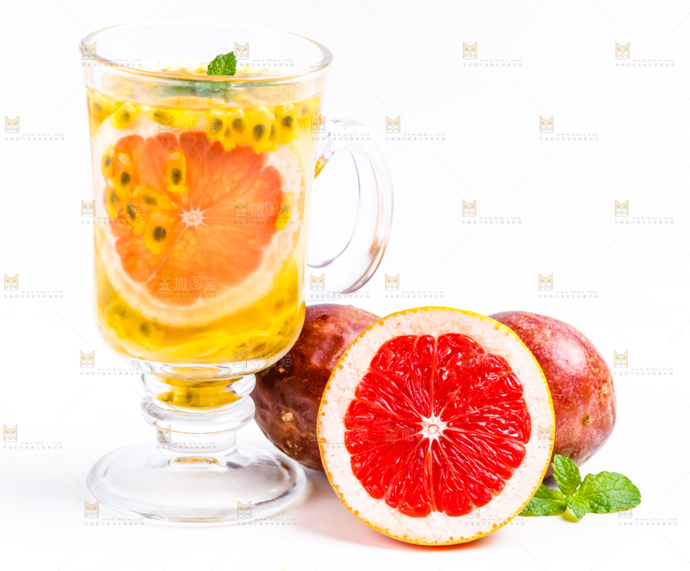 白底上放着一杯百香果果汁